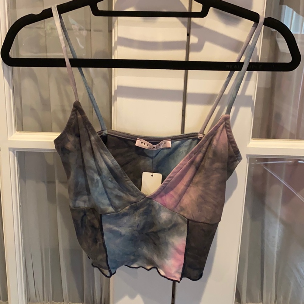 tie die v neck crop shirt